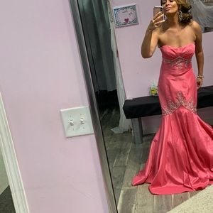 Stunning ball gown ! Beautiful pink with sequin